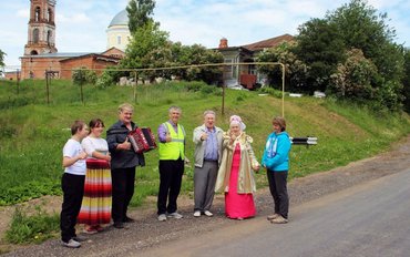 За ремонт дороги жители Суздальского района сыграли подрядчику на гармони
